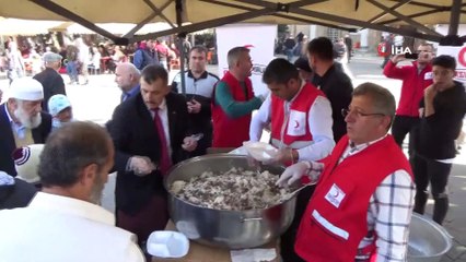 Kızılay etli pilav dağıttı, uzun kuyruklar oluştu