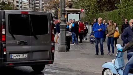 Download Video: Manifestantes cortan el centro de València para protestar por los cambios en la CV 500