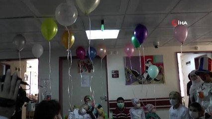 Maskelerini takıp Lösemili çocuklara şarkı söylediler