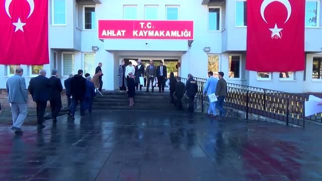 Ahlat'ta lösemili çocuklara dikkat çekmek için maske taktılar