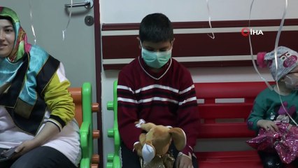 Maskelerini takıp Lösemili çocuklara şarkı söylediler