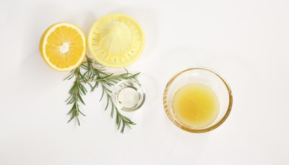 زيت الجوجوبا لمعالجة البشرة الدهنيّة والشعر التالف