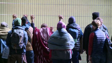 مهاجرون ناجون من الغرق في المتوسط يؤدون أدوارهم في عمل أوبرالي في روما