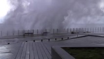 Grandes olas, viento y frío salpican la península