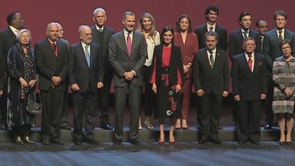 El rey encomia la defensa de las academias de la unidad y calidad del español