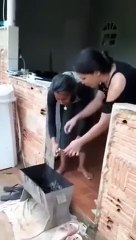 Deux femmes jouent avec un pétard