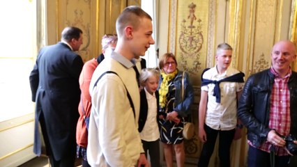 Zone interdite  : les premiers pas d'un jeune autiste à l'Elysée au côté d'Emmanuel Macron