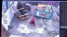 Gato corre e salva bebé que estava prestes a cair da escada