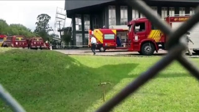 Duas pessoas ficam em estado grave após descarga elétrica, seguida de queda de andaime