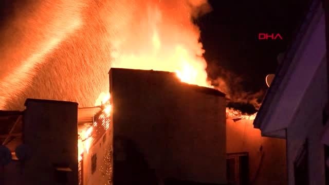Beyoğlu'nda yaşlı kadın, evin yanışını gözyaşları içinde izledi