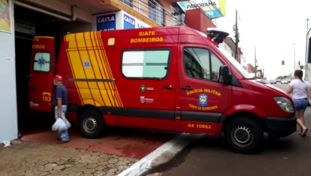 Mulher é socorrida após cair de escada em imóvel na Avenida Carlos Gomes