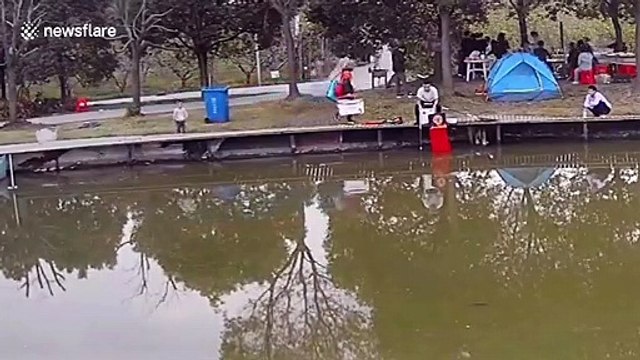 Ce pêcheur se jette à l'eau pour sauver un enfant dans le lac !