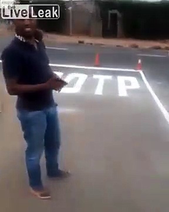 Quand l'ouvrier sait pas écrire "Stop" sur la route... Hilarant !