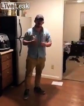 Il détruit le four en voulant casser une bouteille de bière ! Quel idiot !