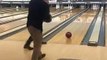 Bowling : la boule a été lancée à la vitesse parfaite pour renverser à temps les deux quilles restantes.