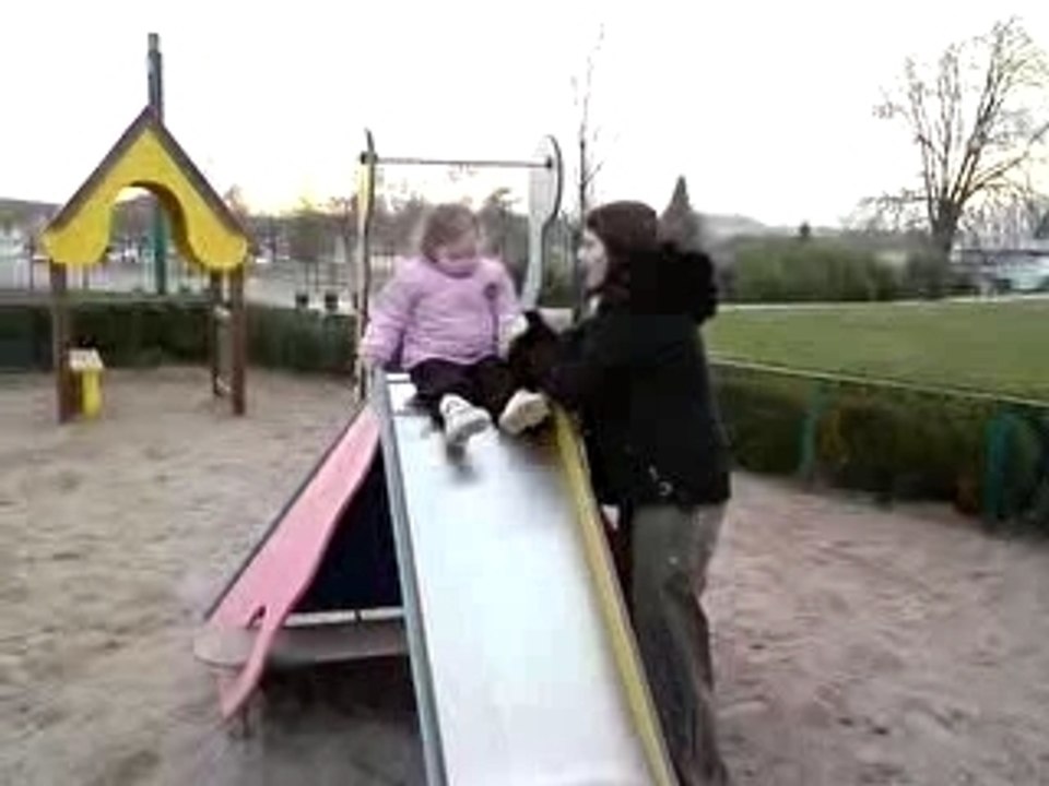 juju fait du tobogan