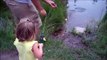 Une fillette traumatisée par le poisson qu'elle vient de pecher... Grosse frayeur