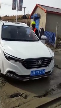 Un conducteur idiot roule sur du béton frais et détruit le travail des ouvriers