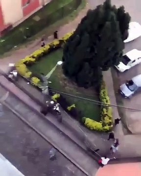 Poursuivi par 5 motards de la police il tente de s'échapper