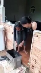 Deux femmes allument un pétard dans un récipient mais oublient un détail...