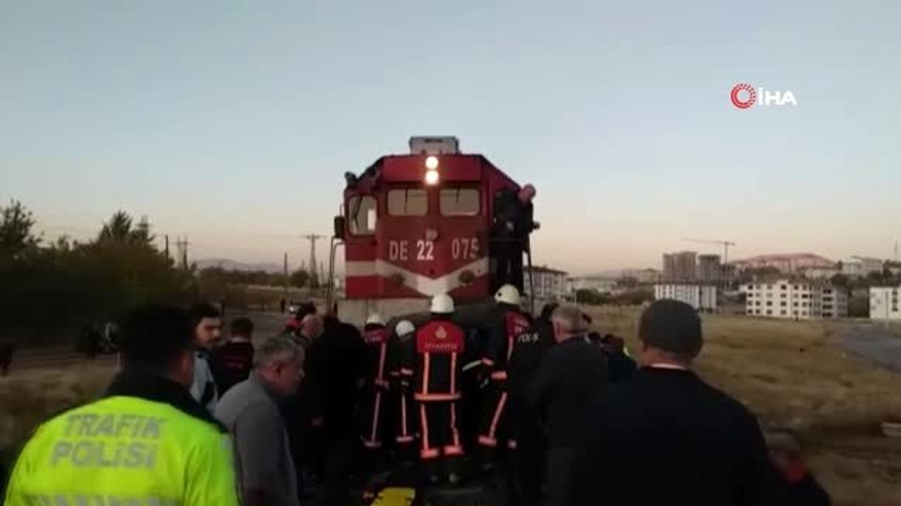 Elazığ'daki tren hemzemin geçitte otomobile çarptı: 2 ölü 1 yaralı