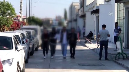 Uyuşturucuyu 9 yaşındaki kızlarının çantasına gizleyerek taşımışlar