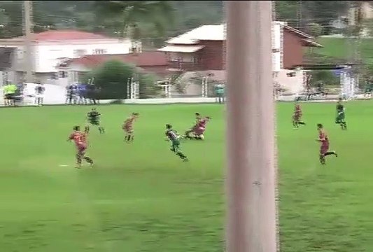 Un but insolite : la défense a marqué un but contre son camp.