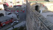 Tarihi kervansaray duvarına kafası sıkışan güvercini itfaiye ekipleri kurtardı
