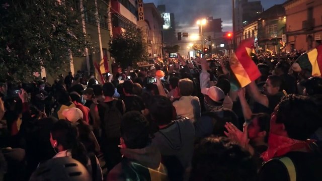 Policías se amotinan contra Evo Morales, que denuncia golpe en marcha