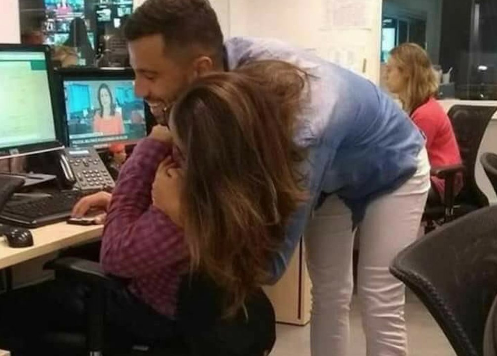 La photo de ce couple va vous rendre dingue. Alors qui enlace qui ?