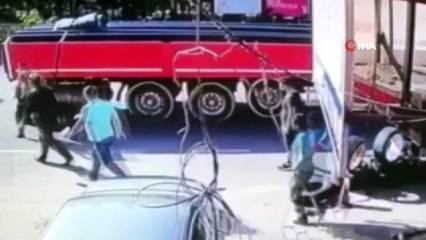 Tırın altında kaldı, yürekler ağza geldi..O anlar kamerada