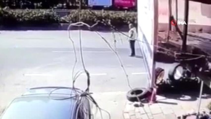 Tırın altında kaldı, yürekler ağza geldi..O anlar kamerada