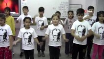 Öğrenciler, '10 Kasım Benim En Büyük Yasım' şarkısını işaret diliyle seslendirdi