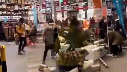 Скачать видео: Découvrez les scènes d’émeutes et de bagarres chez Ikea pour le lancement de la collection capsule du designer Virgil Abloh