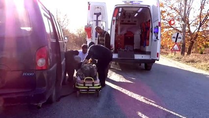 Otomobil ile panelvan minibüs çarpıştı: 3 yaralı