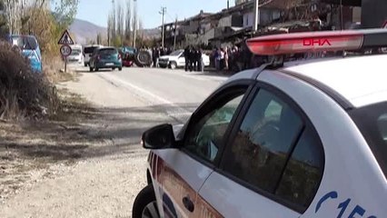 Tokat otomobille çarpışan traktör ters döndü 2 yaralı