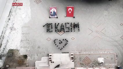 Öğrencilerden 10 Kasım koreografisi