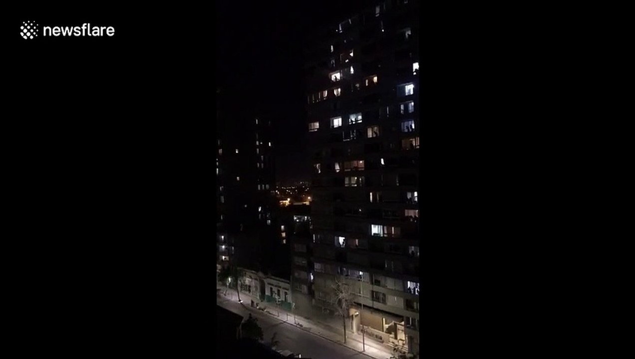 Chants d'opéra en pleine nuit dans les rues de Santiago au Chili