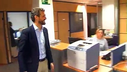 Pablo Casado posa con un recién nacido el día de la jornada de reflexión