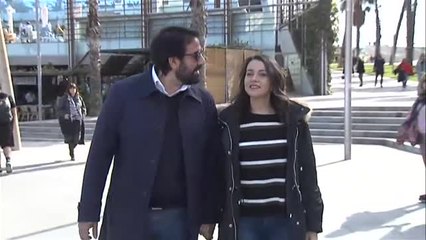 Arrimadas pasea por la Barceloneta en la jornada de reflexión