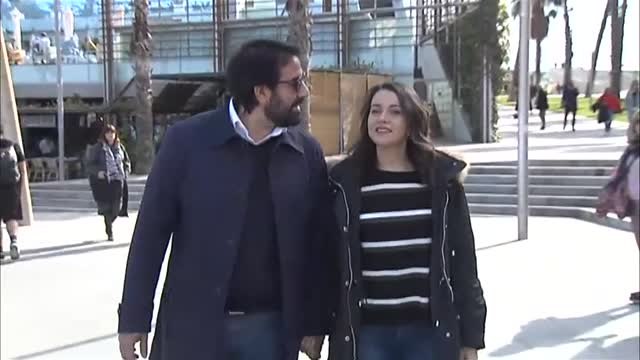 Arrimadas pasea por la Barceloneta en la jornada de reflexión