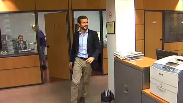 Pablo Casado posa con un recién nacido el día de la jornada de reflexión