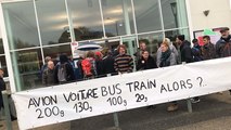 Manifestation pacifique en gare de Coutances et à bord du TER Caen -RENNES