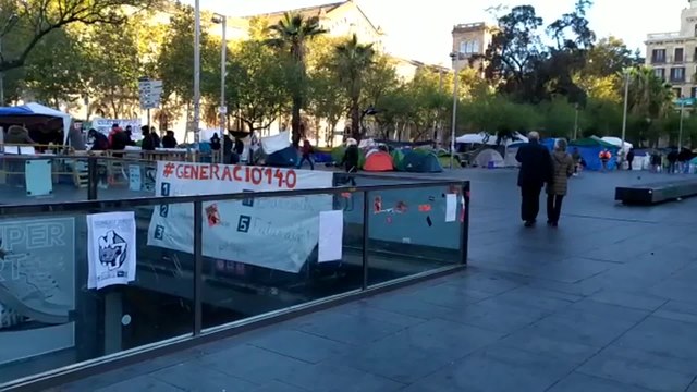 Unas 100 tiendas de campaña siguen en la plaza Universitat de Barcelona