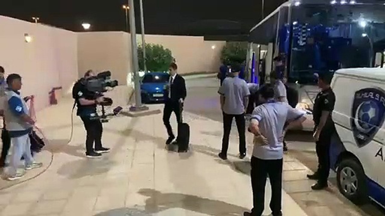 وصول فريق الهلال إلى ملعب جامعة الملك سعود   @f9atta الهلال اوراوا ذهاب ابطال اسيا دوري ابطال اسيا