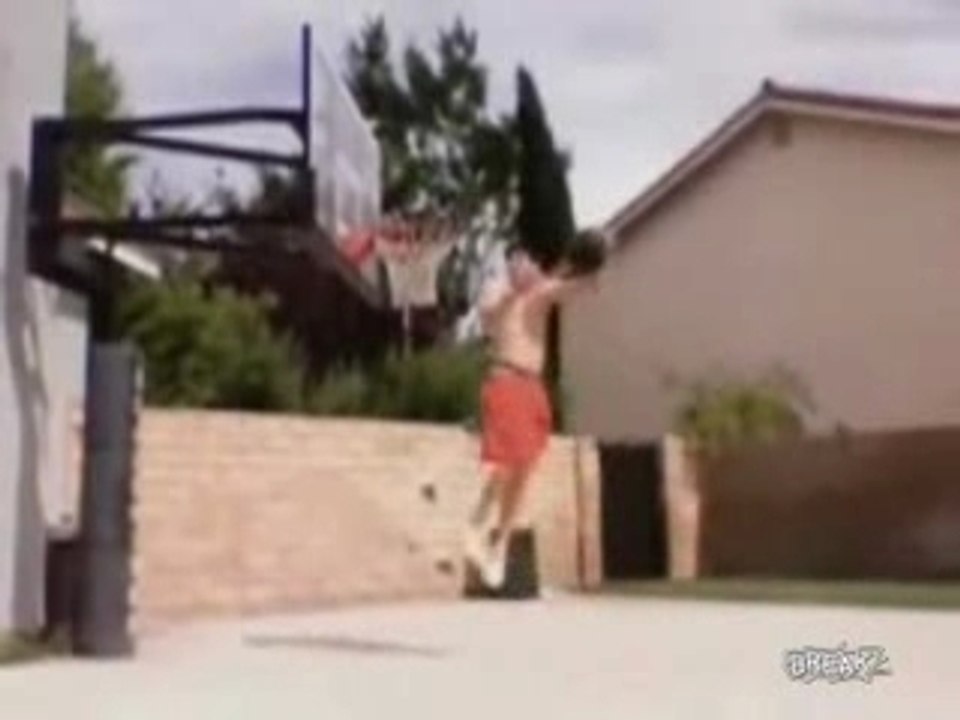 un mec se prend un panier dans la tete