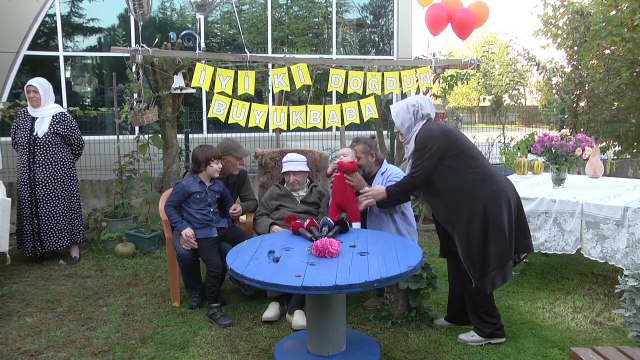 Ethem dede 100'üncü yaşına torunlarıyla girdi - SAKARYA