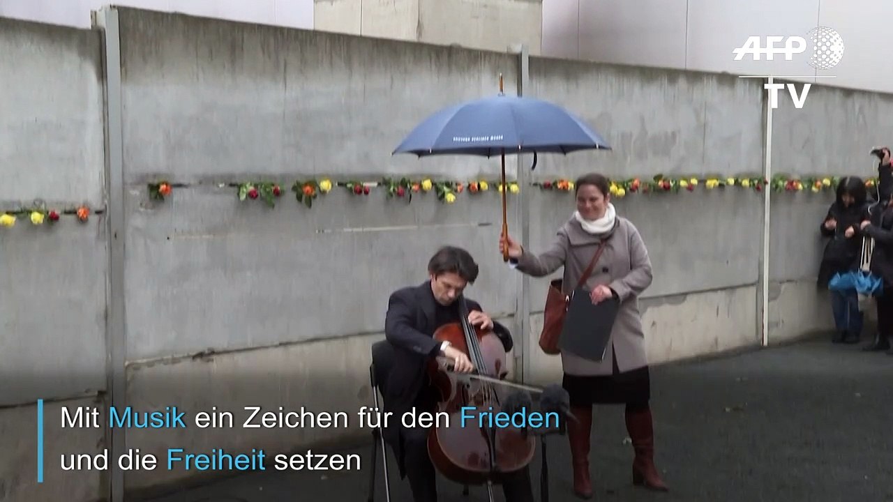 "Ballade für den Frieden": Cellist Gautier Capuçon spielt vor Berliner Mauerresten