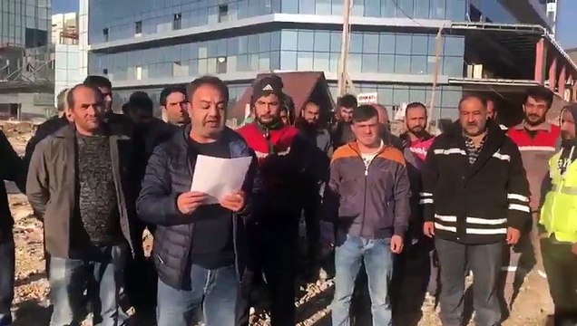 Patron, ücretlerini alamadıkları gerekçesiyle eylem yapan işçileri şantiye diye polis karakoluna götürdü