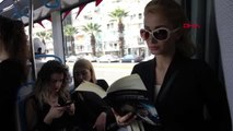 İzmir öğretmenler tramvayda atatürk'ü anlatan kitaplar okudu